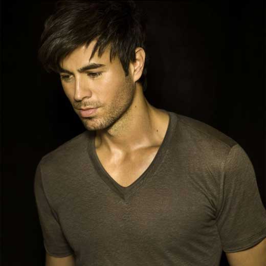 Enrique Iglesias llora en el escenario