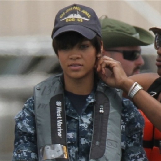 ¿Rihanna con armas?