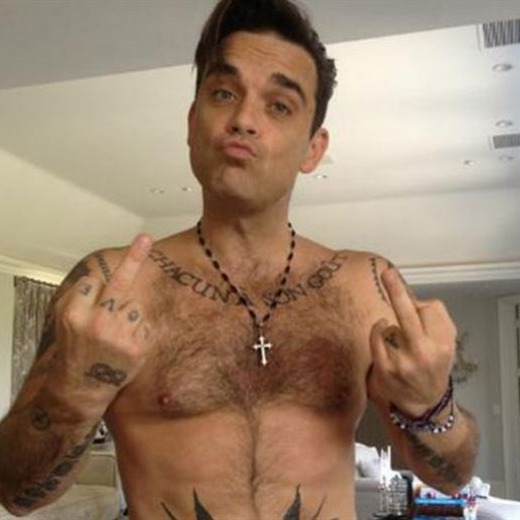 Robbie Williams hace pistola a los que le dicen gordo