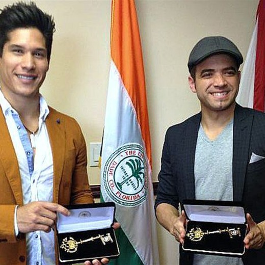 Chino y Nacho reciben la llave de la ciudad de Miami