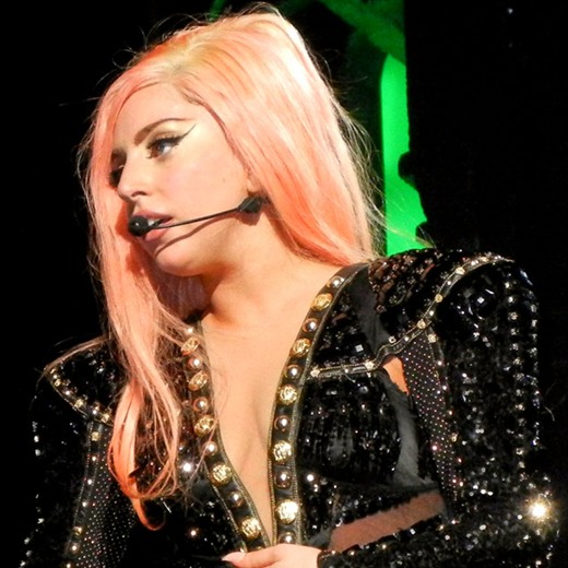 Lady Gaga fue vista en silla de ruedas antes de su operación
