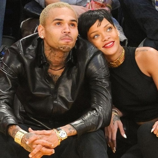 Chris Brown sale con una camarera mientras sigue con Rihanna