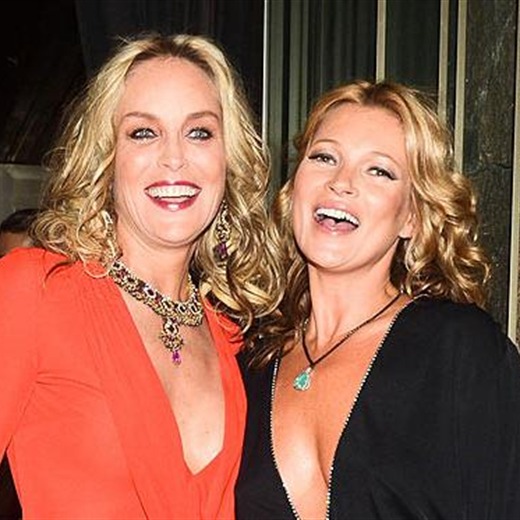 Kate Moss besó a Sharon Stone en una gala benéfica