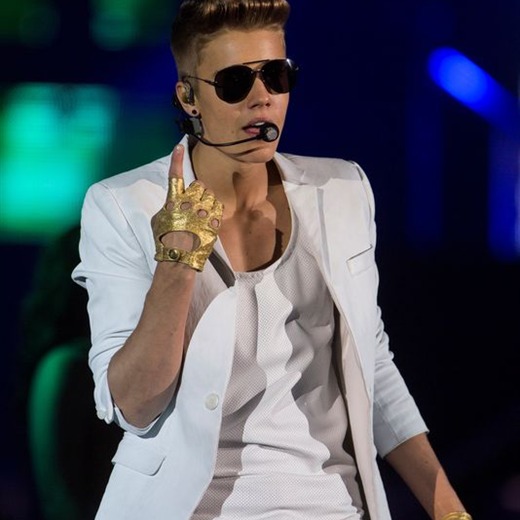 La hermanastra de Anne Frank defiende a Justin Bieber