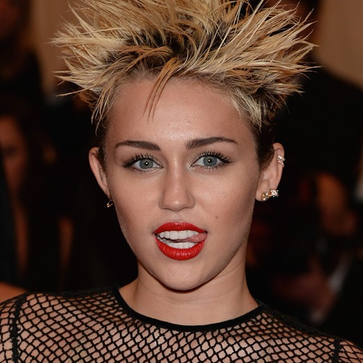 Miley Cyrus luce su cabello al estilo punk en la gala del MET