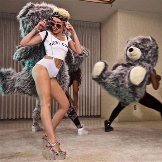 Miley Cyrus realiza una sensual presentación en vivo de `We Can't Stop'
