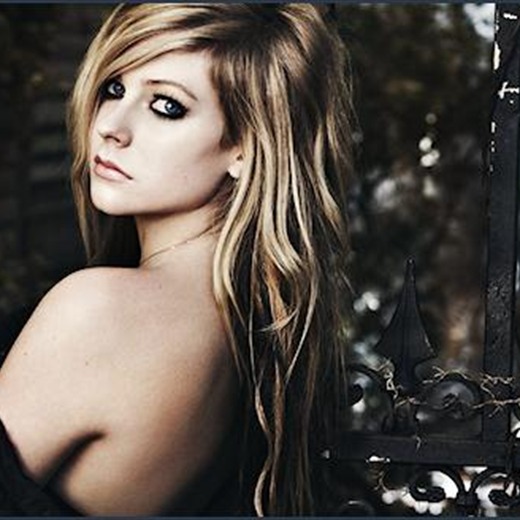 Avril Lavigne estrena Let me Go junto a su esposo