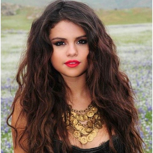 Selena Gomez baila sensual entre transparencias