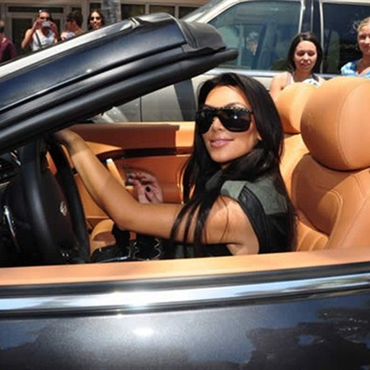 Detienen a Kim Kardashian por exceso de velocidad