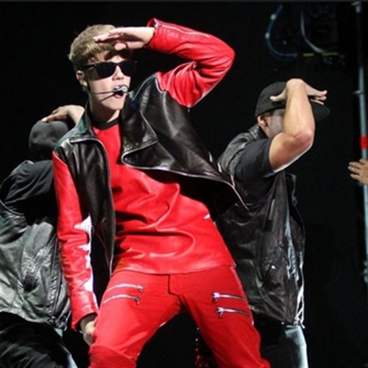 Justin Bieber patea la bandera de Argentina en pleno concierto