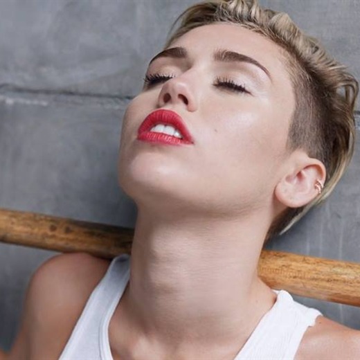 Miley Cyrus dejó ver su busto en un topless muy criticado