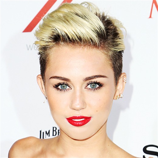 Miley Cyrus besó a una de sus fanáticas en pleno show ¡Uno más!