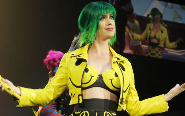 Katy Perry se mantiene fiel a la moda de su adolescencia