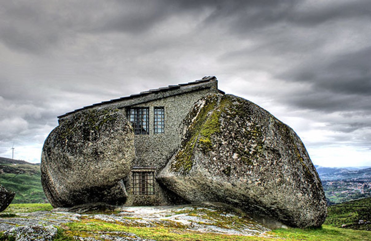 Каменный дом (Stone House / casa do Penedo; Гимараеш, Португалия)