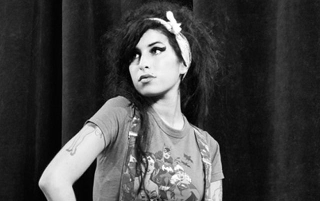 Amy Winehouse, homenajeada con cigarrillos y botellas de alcohol Amy Winehouse, homenajeada con cigarrillos y botellas de alcohol