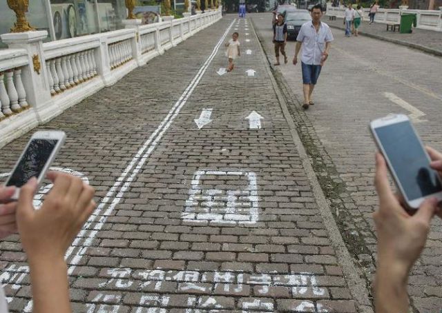 Se crea un vía exclusiva para adictos al celular