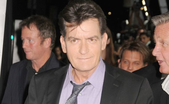 Charlie Sheen amenazó con un cuchillo a su dentista