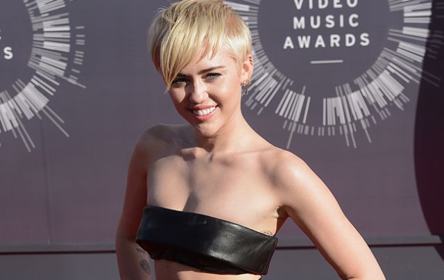 Miley Cyrus enseñó a encajar las críticas a Ariana Grande
