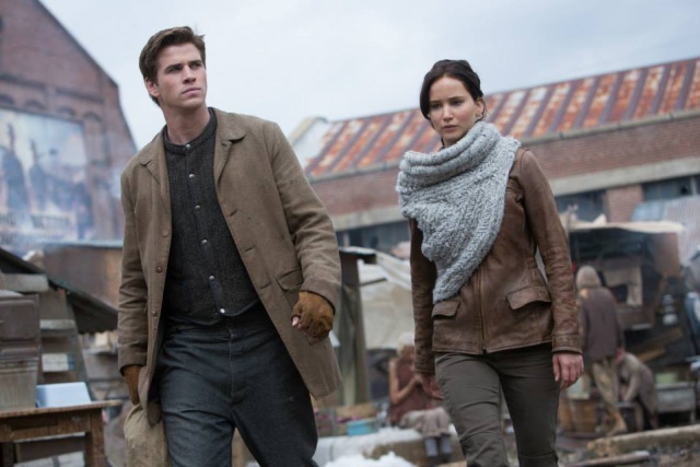 Liam Hemsworth no besa a Jennifer Lawrence porque tiene mal aliento
