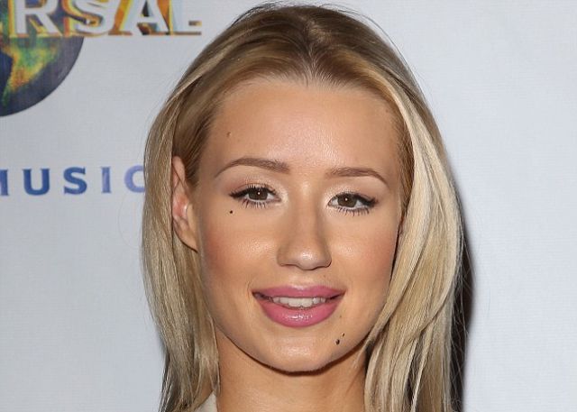 Iggy Azalea ‘lamió’ a su novio en público