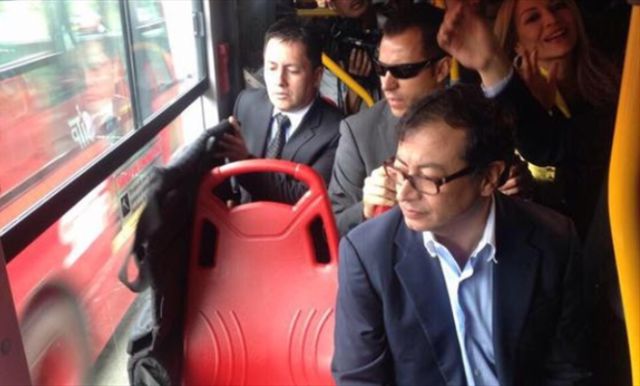 Petro es abucheado en Transmilenio
