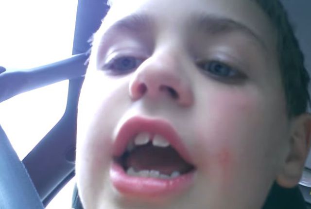 Este niño explica qué sintió en su primer beso