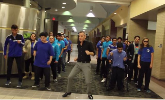 Este profesor junto a sus alumnos bailaron “Uptown funk”