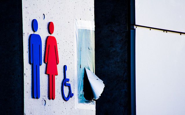 Orinar sentado es beneficioso para la salud de los hombres