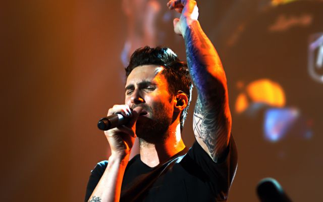 Adam Levine golpeó a una fanática