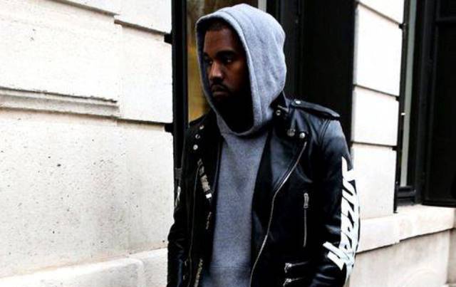 Venden una Biblia que reemplaza a Dios con Kanye West