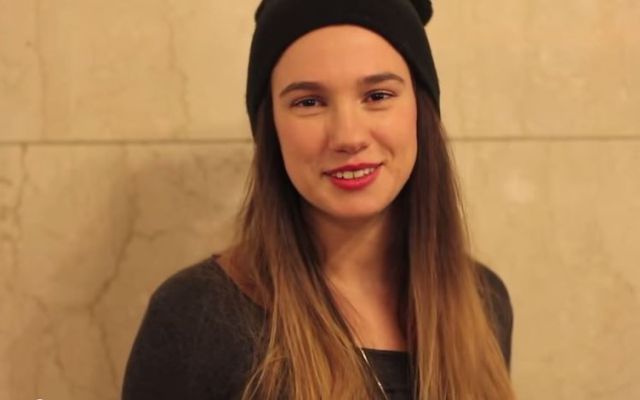 ¿Qué harías si una joven te agarra a besos en la calle?