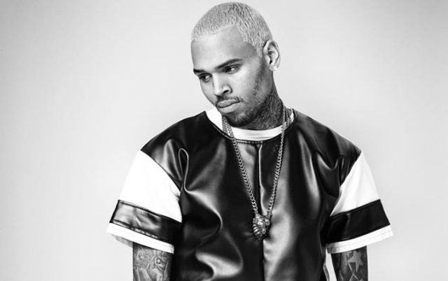 Chris Brown se tropezó en pleno concierto