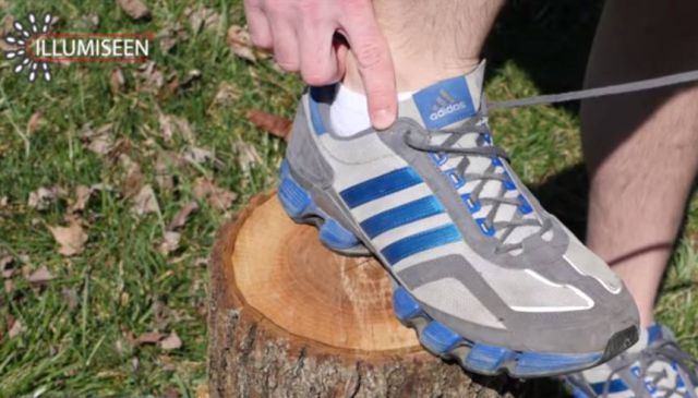 ¿Sabía usted para qué sirve el agujero extra en los zapatos?