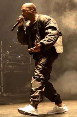 Kanye West cantó rodeado de fuego en los Billboard Music Awards