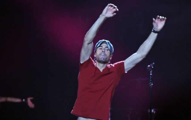 Enrique Iglesias sufrió grave accidente durante concierto en México