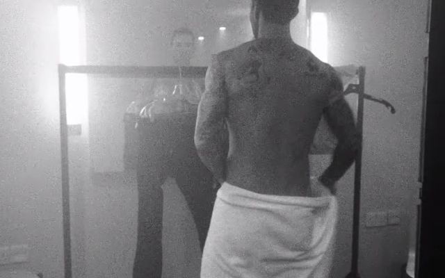 Adam Levine sale desnudo en el nuevo video de Maroon 5