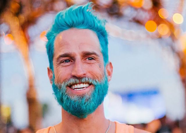 El cabello de colores arco iris de moda en los hombres