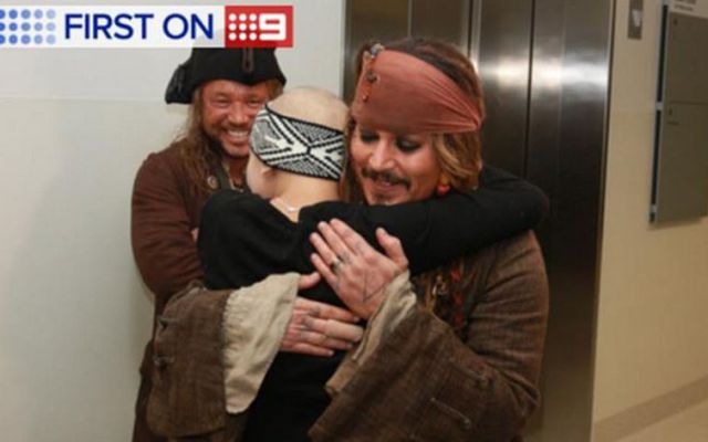 Johnny Depp visitó un hospital de niños vestido como Jack Sparrow