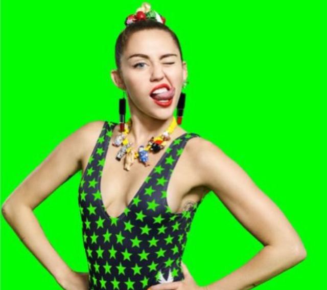 Miley Cyrus muestra cómo se depila las axilas