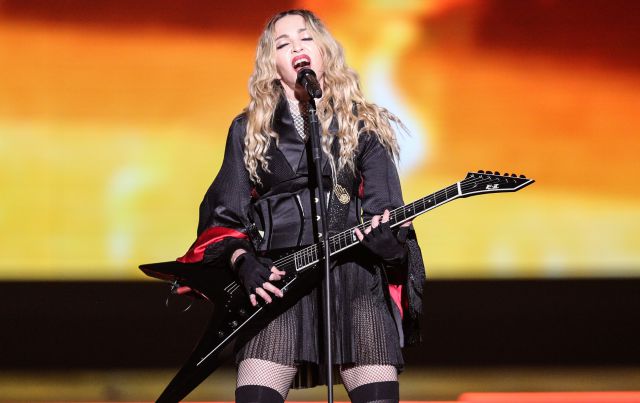 Madonna obligó a un bailarín a besarle los pies por llegar tarde