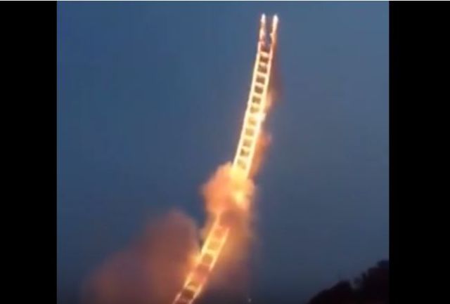 Crearon una escalera al cielo hecha de juegos artificiales