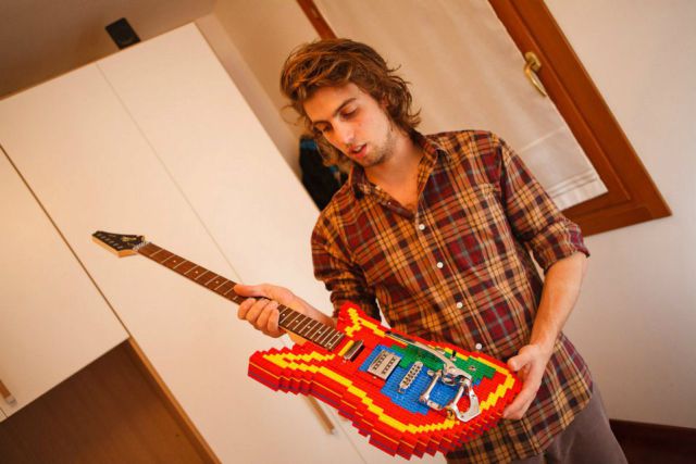 Descubre aquí la primera guitarra hecha con Lego