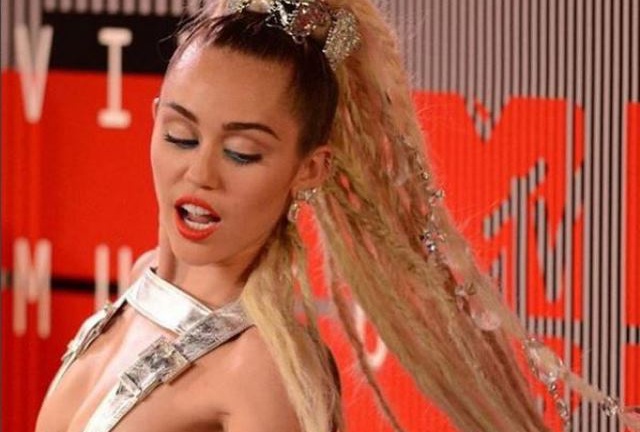 Miley Cyrus planea dar un concierto completamente desnuda