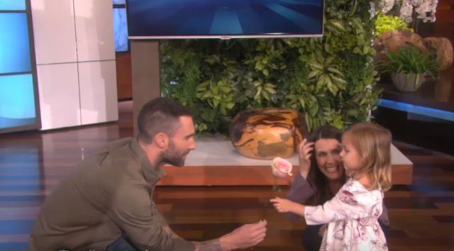 Adam Levine conoce a la niña que se volvió loca cuando se enteró que estaba casado