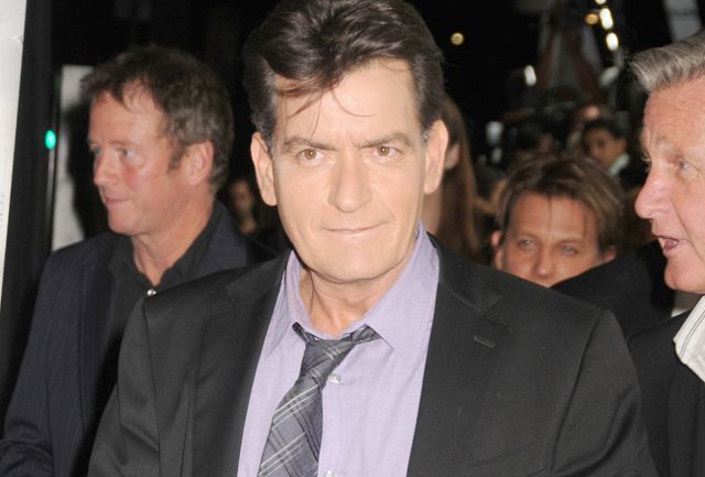 Charlie Sheen pide 10 millones de dólares por escribir sus memorias