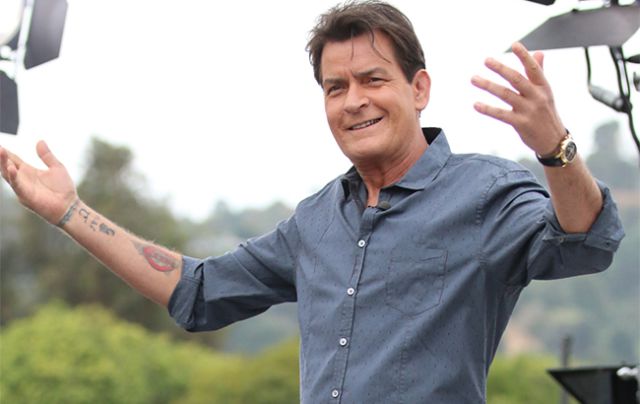 Charlie Sheen ha retomado su tratamiento convencional para el VIH