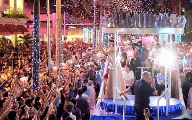 Miss Universo es criticada nuevamente por un vestido