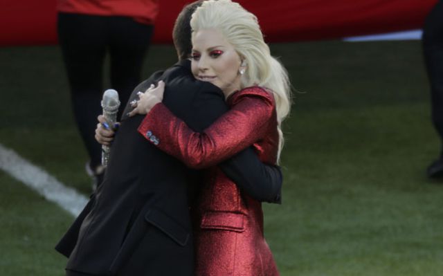 Lady Gaga fue ovacionada por su interpretación del himno nacional en el Super Bowl 50