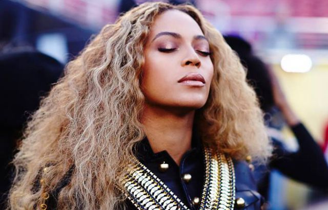 Beyoncé se salvó de caer en el entretiempo del Super Bowl 50