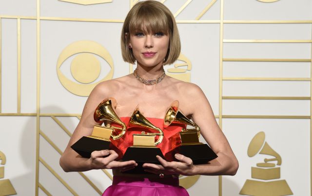 Swift se alza con máximo honor, Lamar gana 5 Grammy